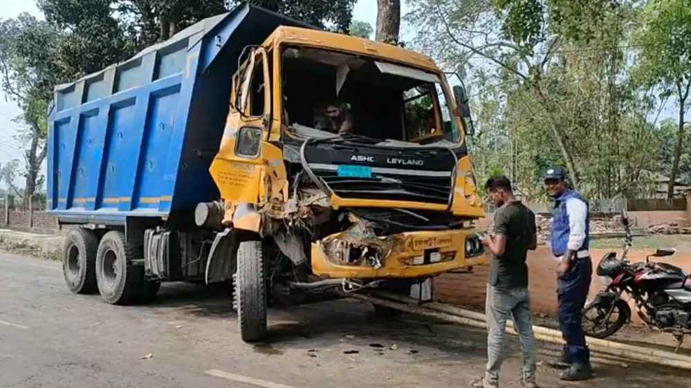লালমনিরহাটে ট্রাকের ধাক্কায় ১৫ পুলিশ আহত